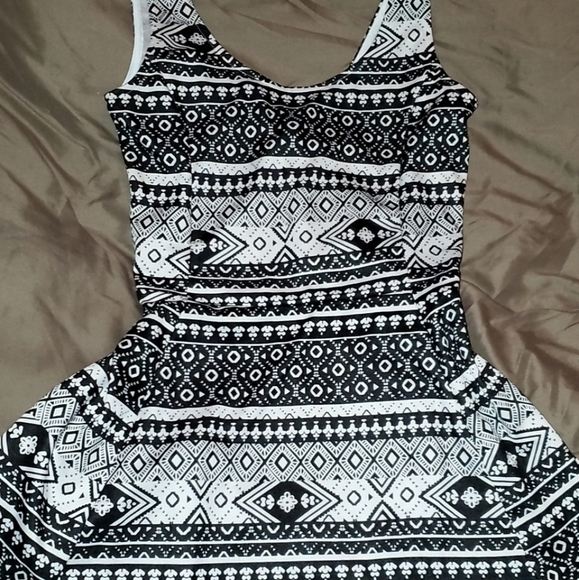 Dresses - Picture 6 of 6